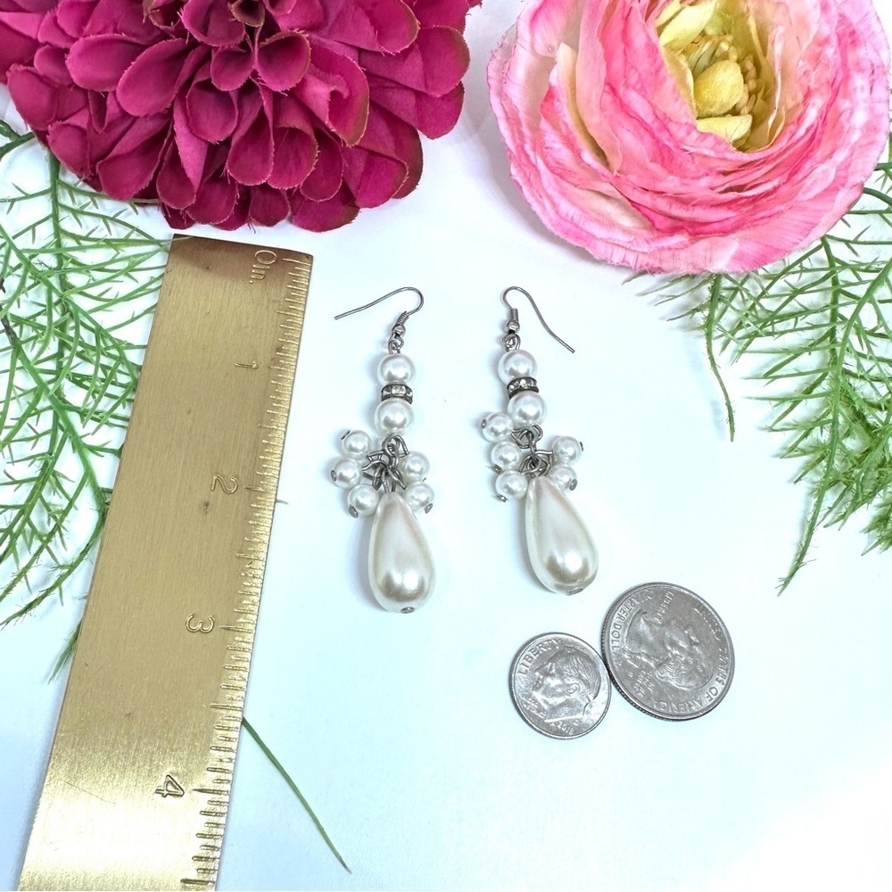VINTAGE⚜️RETRO Cluster Faux Pearl Crystal Earrings - Picture 4 of 4